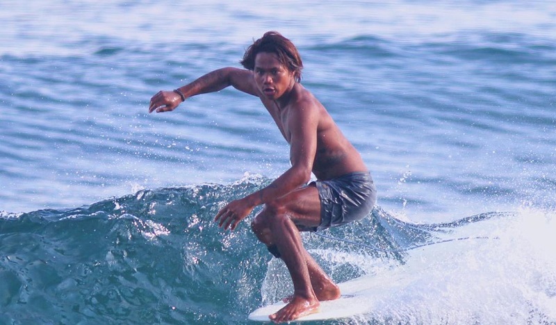 Roger Casugay di atas papan seluncurnya